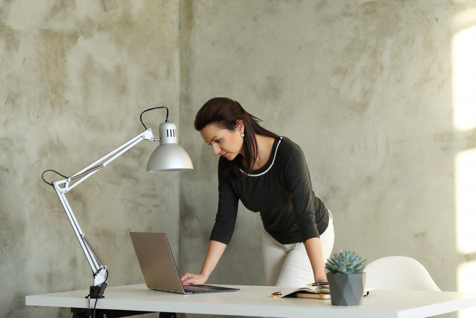 Équipe falnoriven travaillant sur des stratégies de budgétisation créative