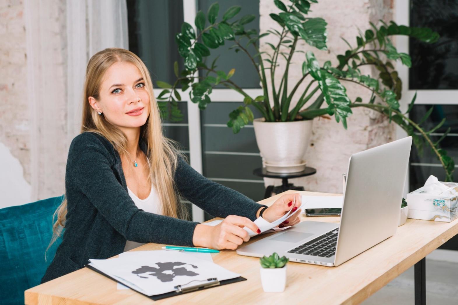 Espace de travail moderne avec calculatrice et documents financiers